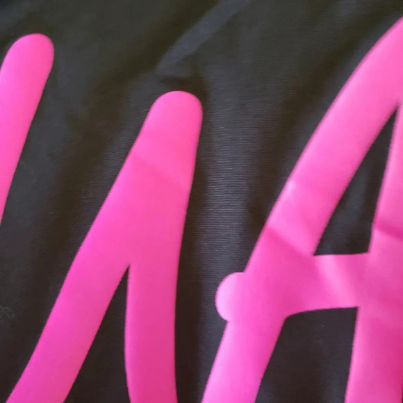 *UNDER ARMOUR, Size M, Black and Pink Heatgear t-shirt - Picture 4 of 6